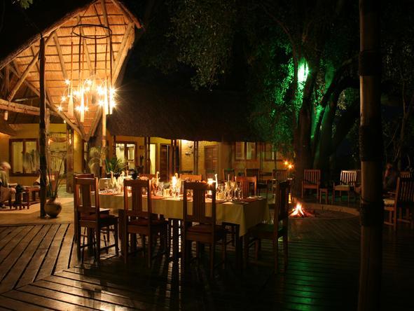 Susuwe Island Lodge - dinner on deck